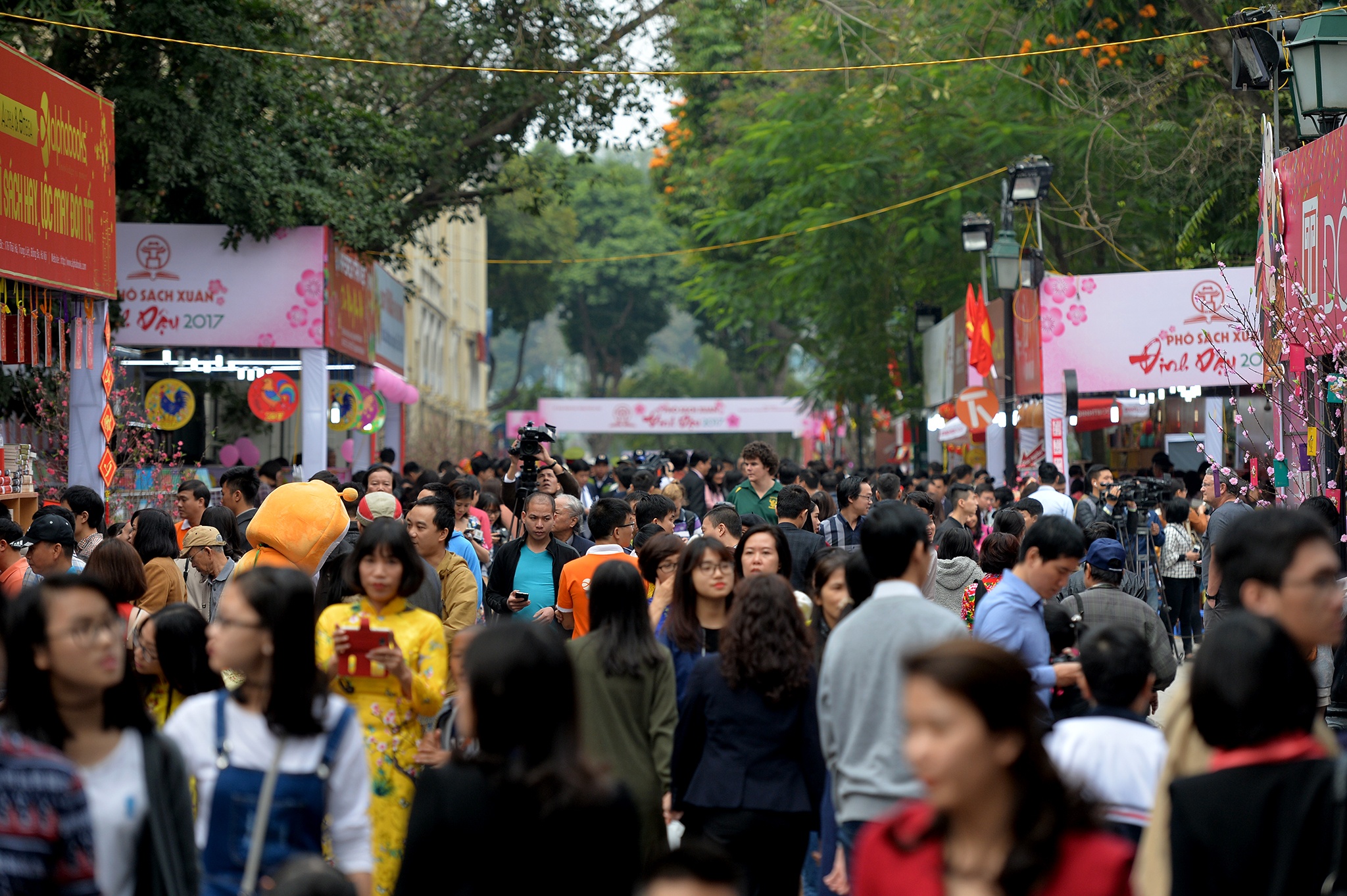 Chu tich Nguyen Duc Chung li xi cho doc gia o pho sach xuan anh 6