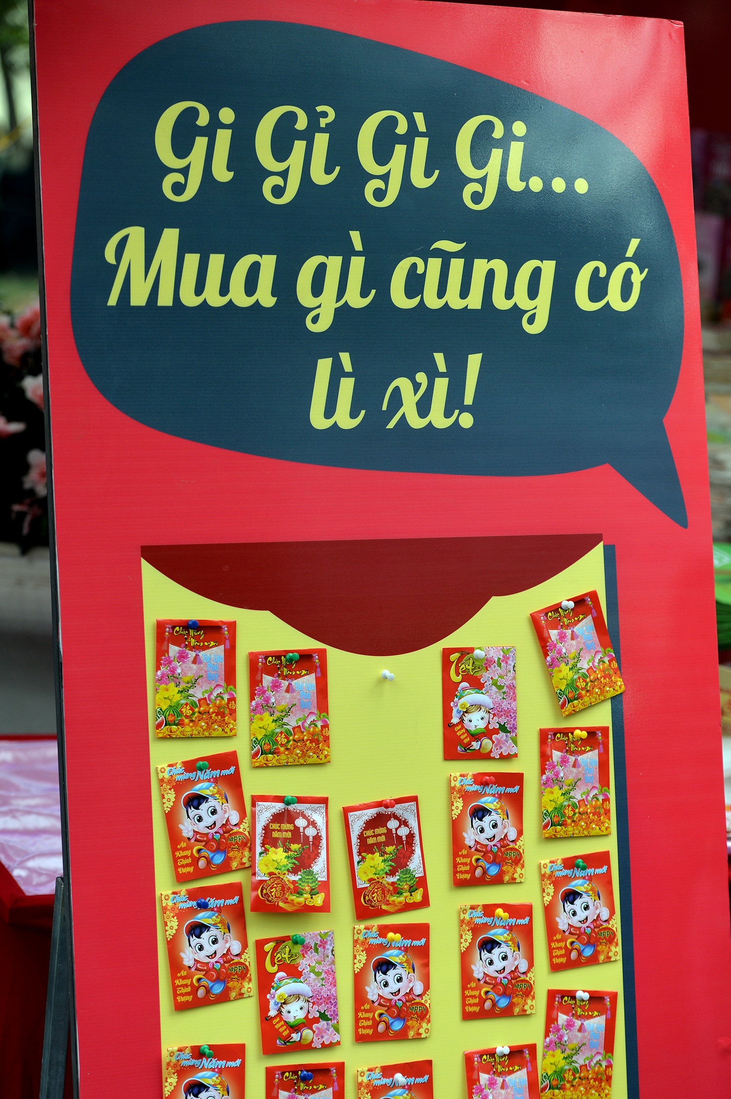 Chu tich Nguyen Duc Chung li xi cho doc gia o pho sach xuan anh 8