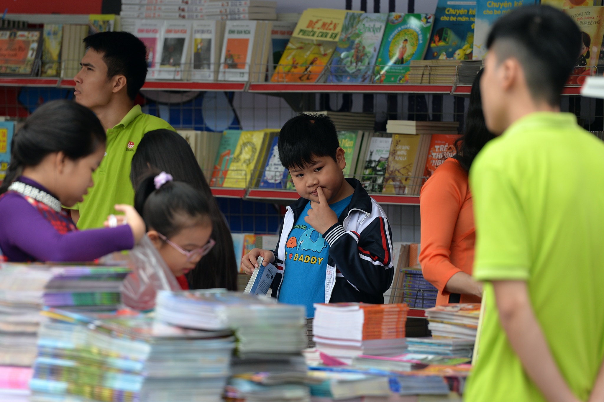 Chu tich Nguyen Duc Chung li xi cho doc gia o pho sach xuan anh 9