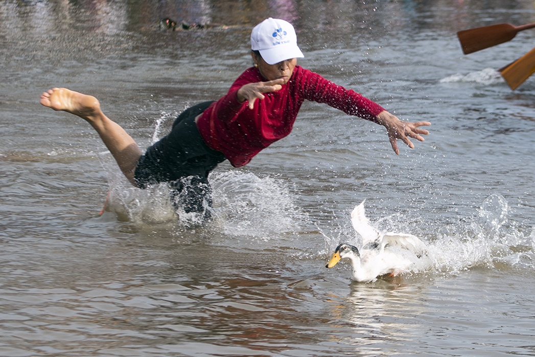 Lat thuyen khi thi dau nau com, bat vit tren song hinh anh