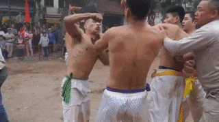 Do mau trong le hoi vat cau Ha Noi hinh anh