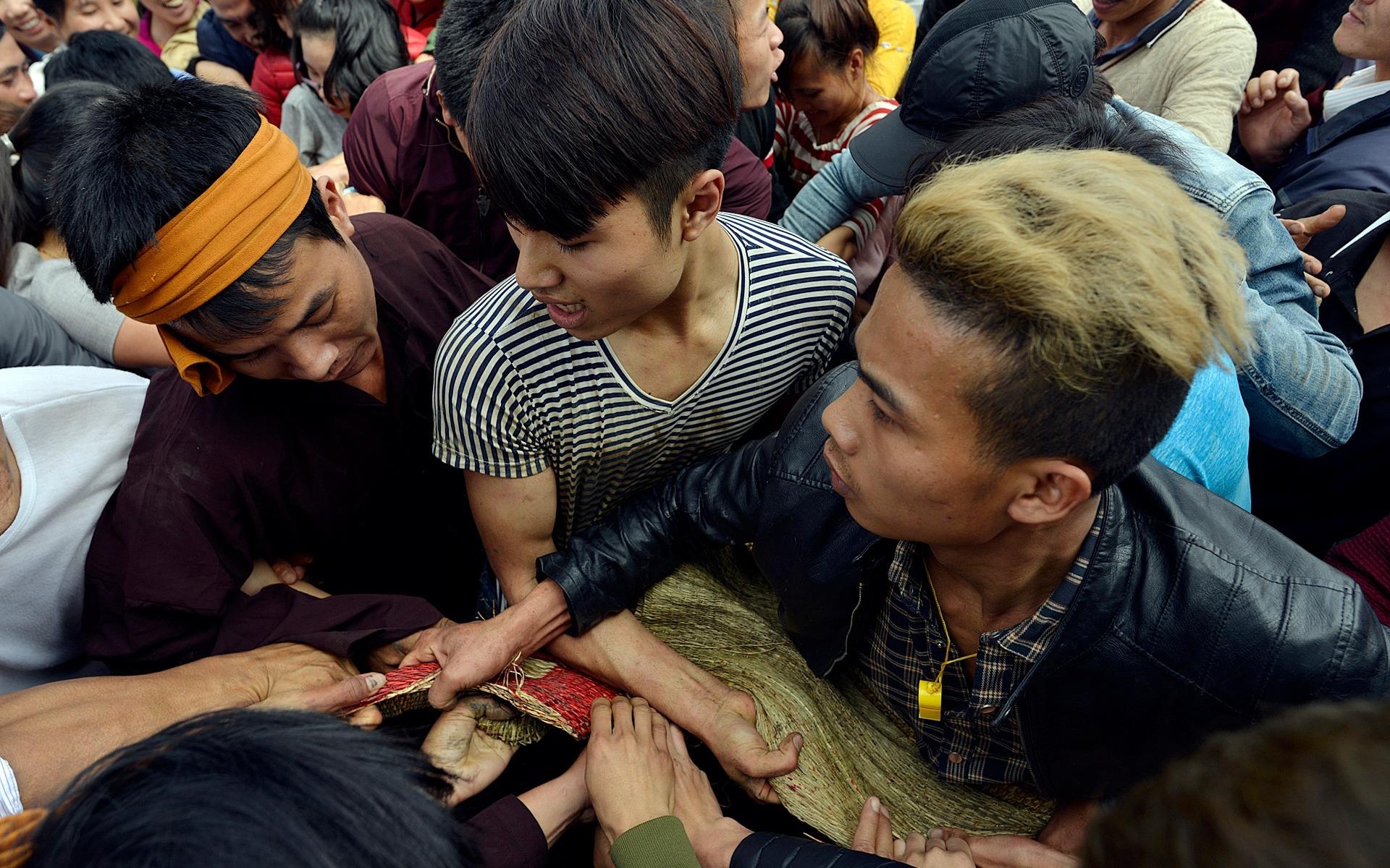 Nhung hinh anh phan cam tai mua le hoi dau nam hinh anh