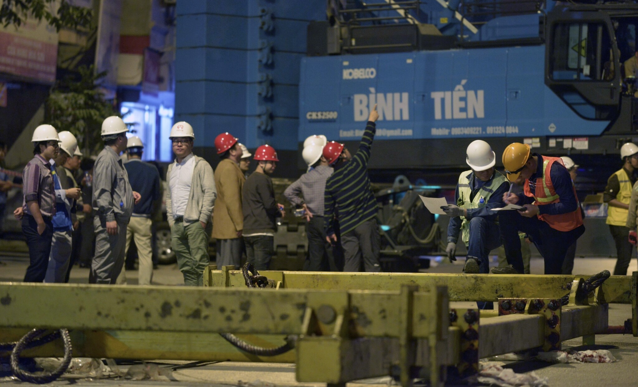 Cau dau may, toa tau duong sat tren cao len ray hinh anh