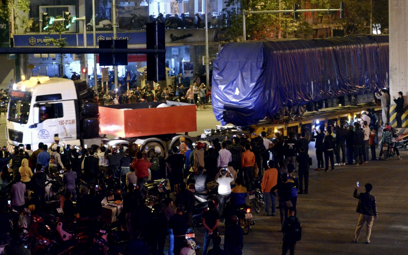 Nguoi dan ra pho xem cau lap toa tau duong sat tren cao hinh anh