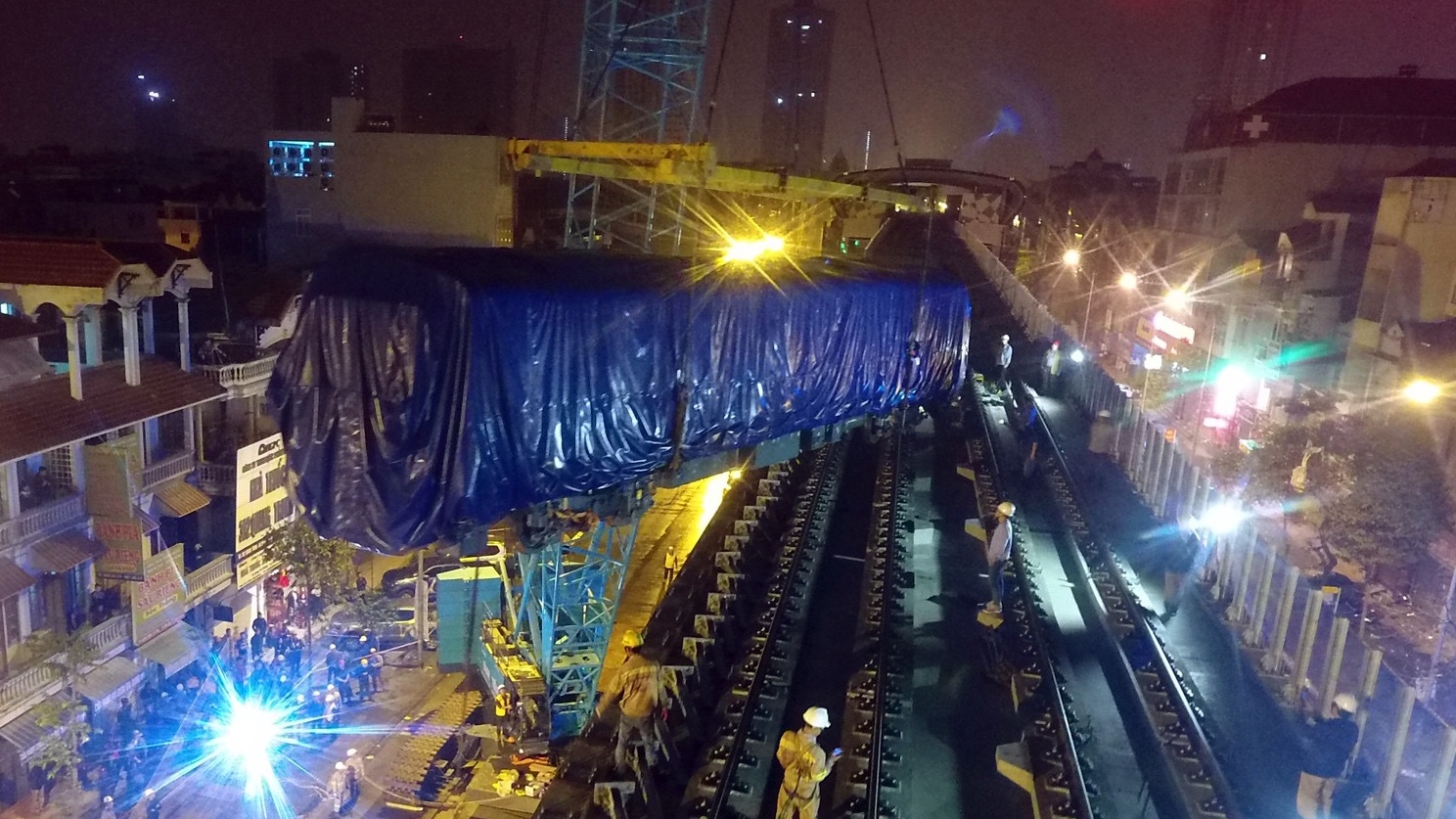 Qua trinh cau dau may tau duong sat tren cao hinh anh