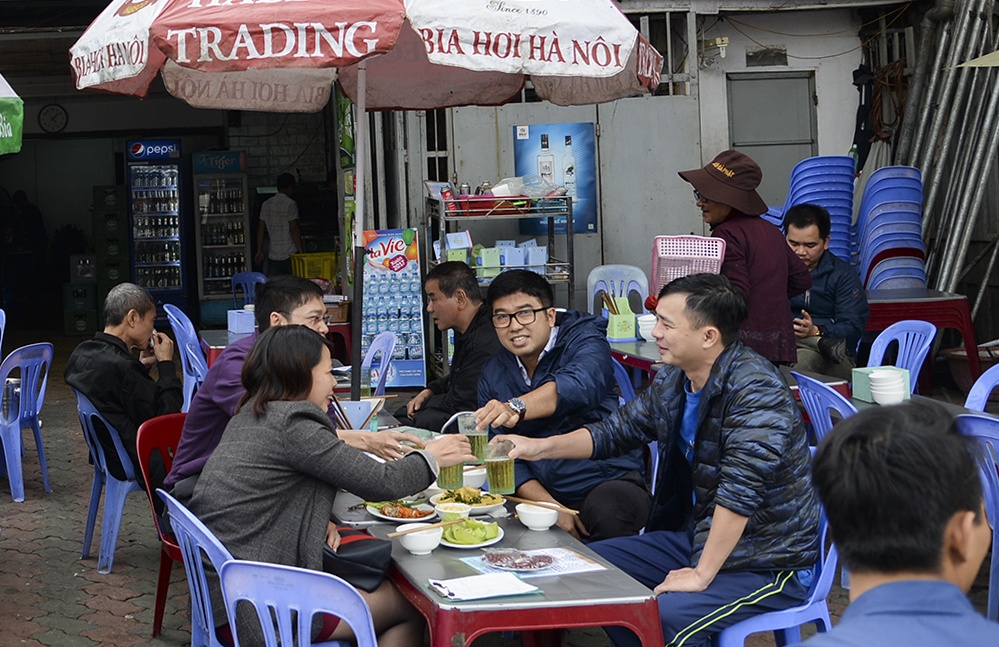 Quan nhau Ha Noi coi via he nhu 'cua nha minh' hinh anh