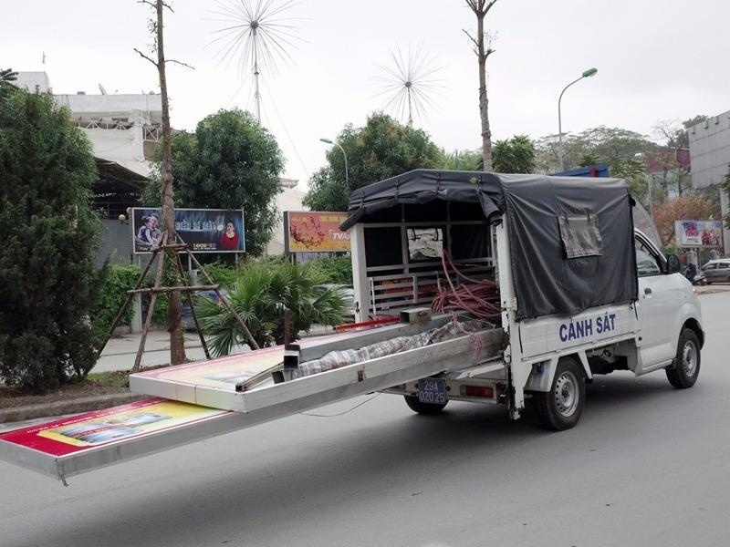 Xe canh sat cho bien quang cao vi pham dai thuot chay tren duong hinh anh