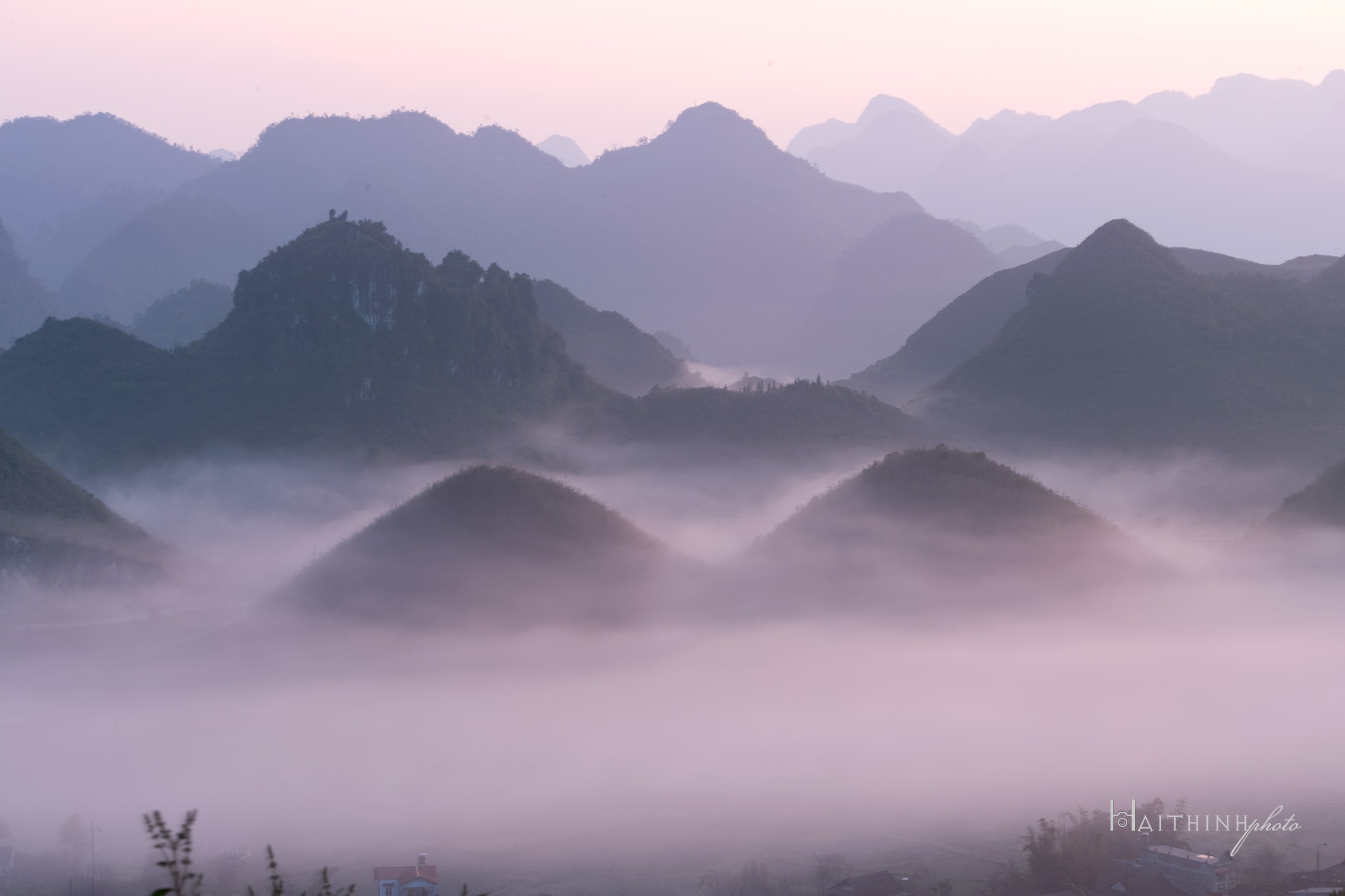 Phong canh 'nui ap om may' tren cao nguyen da Dong Van hinh anh