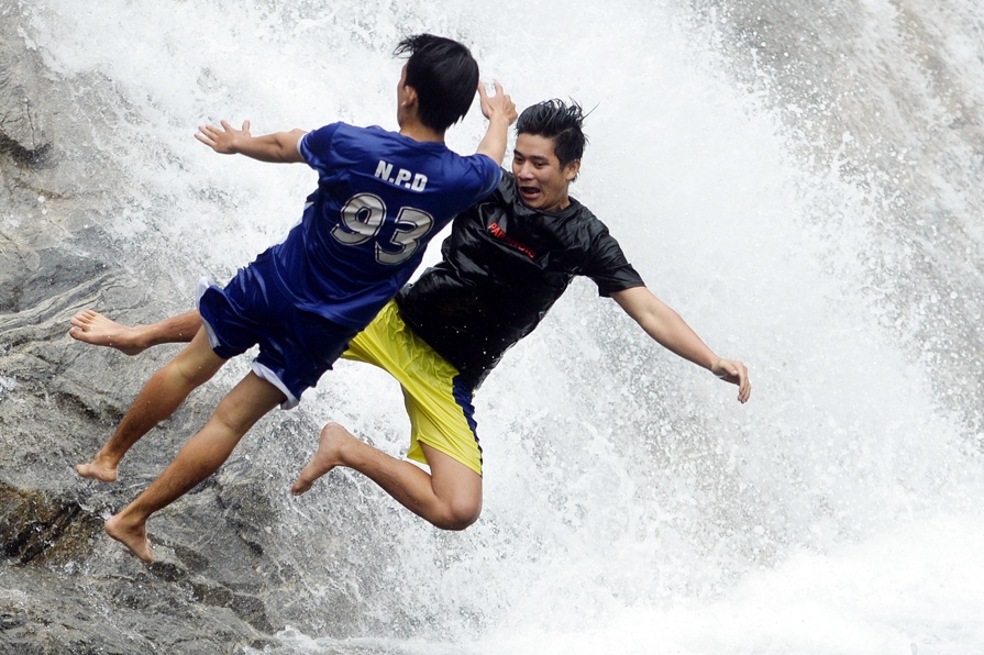 Thac Trang giua vung nui Truong Son nhin tu camera bay hinh anh