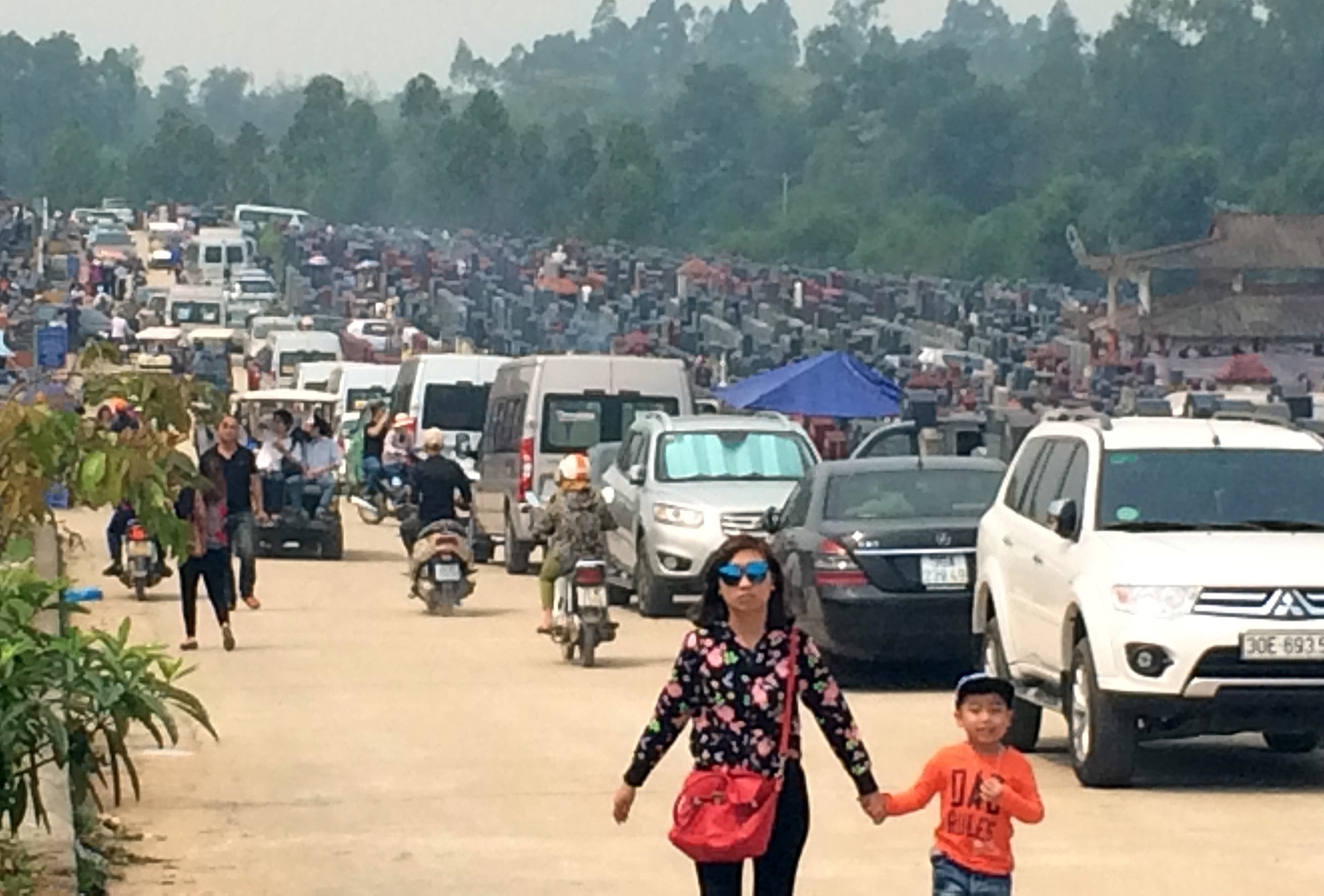 Xe hop xep hang vao nghia trang lon nhat Ha Noi hinh anh