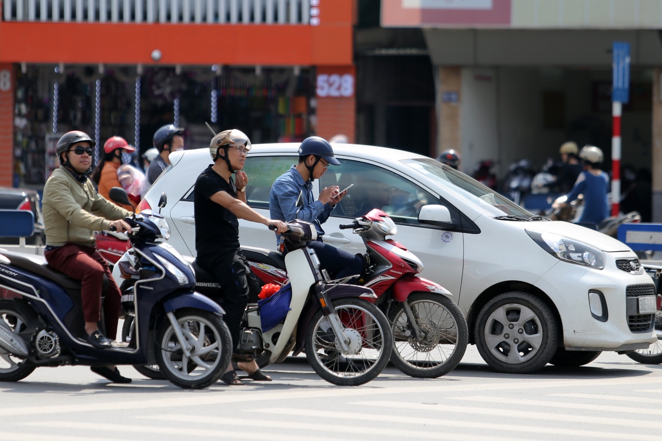 dung dien thoai giua duong cho den do anh 1
