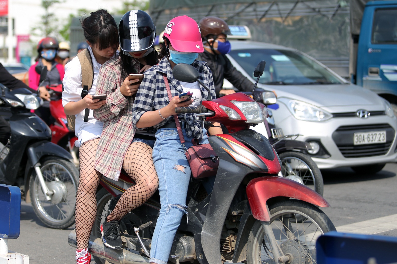 dung dien thoai giua duong cho den do anh 4