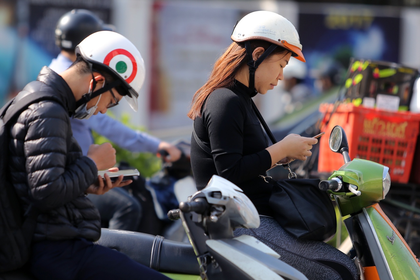 dung dien thoai giua duong cho den do anh 5