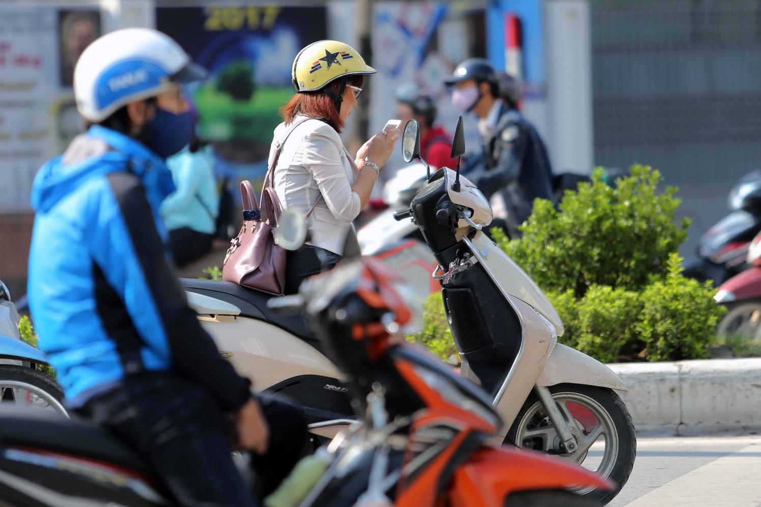 dung dien thoai giua duong cho den do anh 6