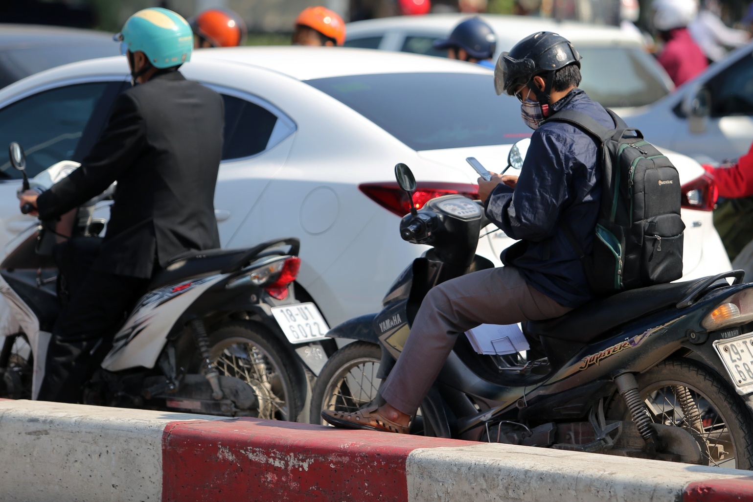 dung dien thoai giua duong cho den do anh 7