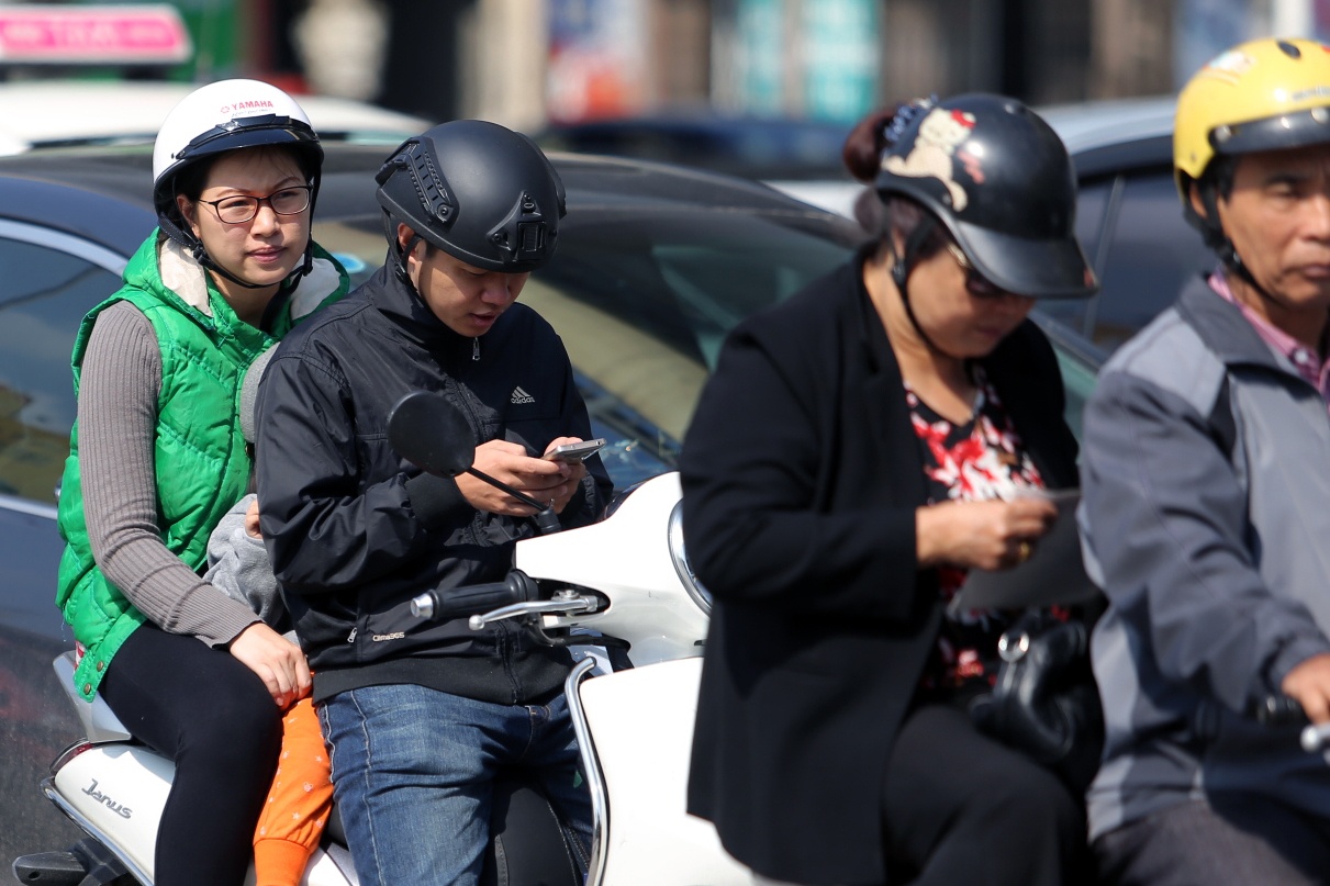 dung dien thoai giua duong cho den do anh 8