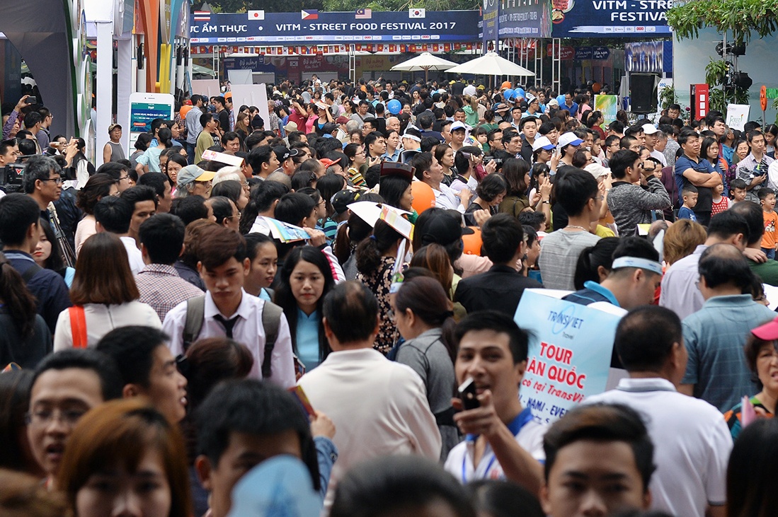 Hang nghin nguoi do ve hoi cho san tour du lich, ve may bay gia re hinh anh