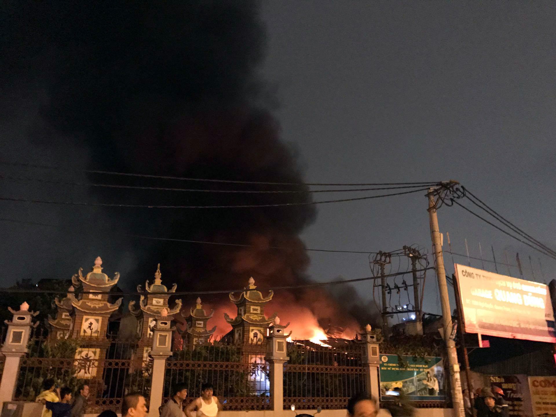 Lua chay dung dung o gara oto trong dem hinh anh