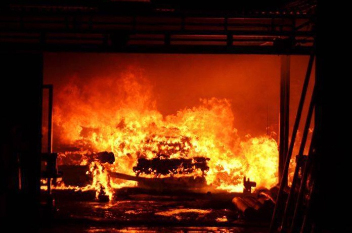 Gara oto chay rui trong dem hinh anh