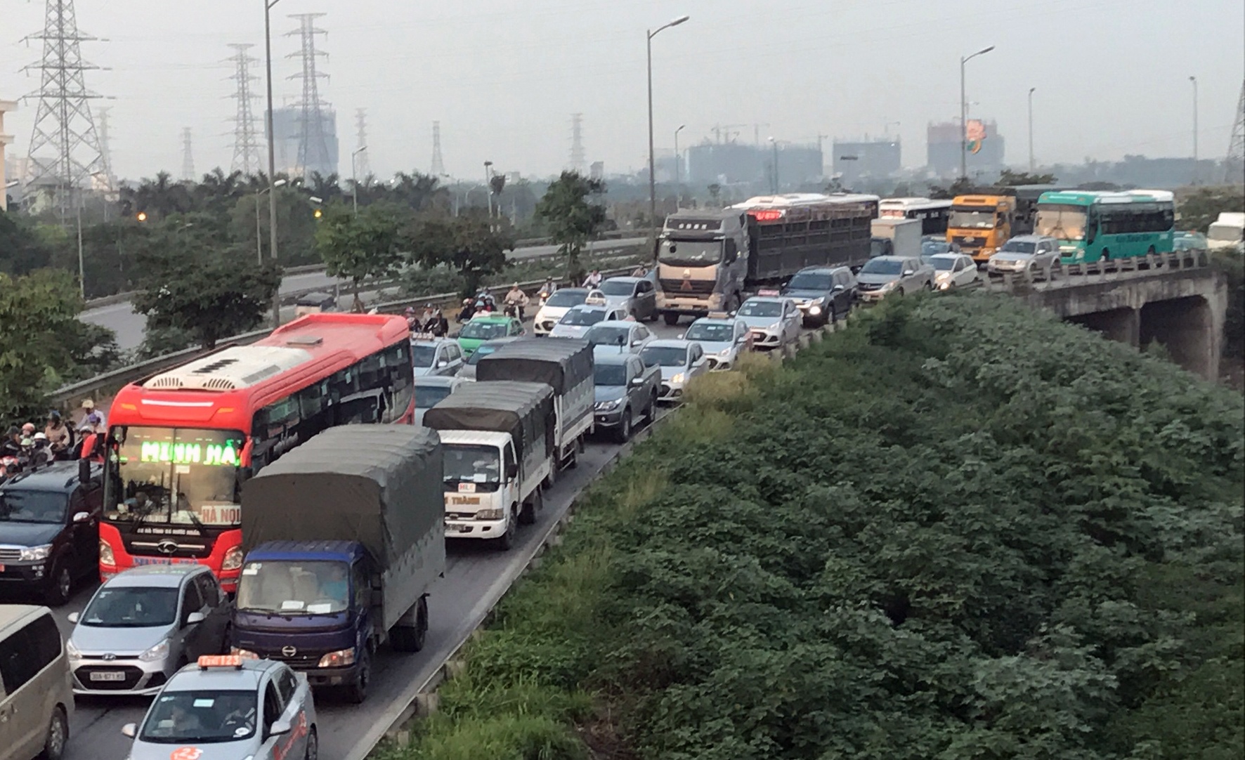 Nguoi dan un un roi thanh pho, cao toc Phap Van un tac keo dai hinh anh