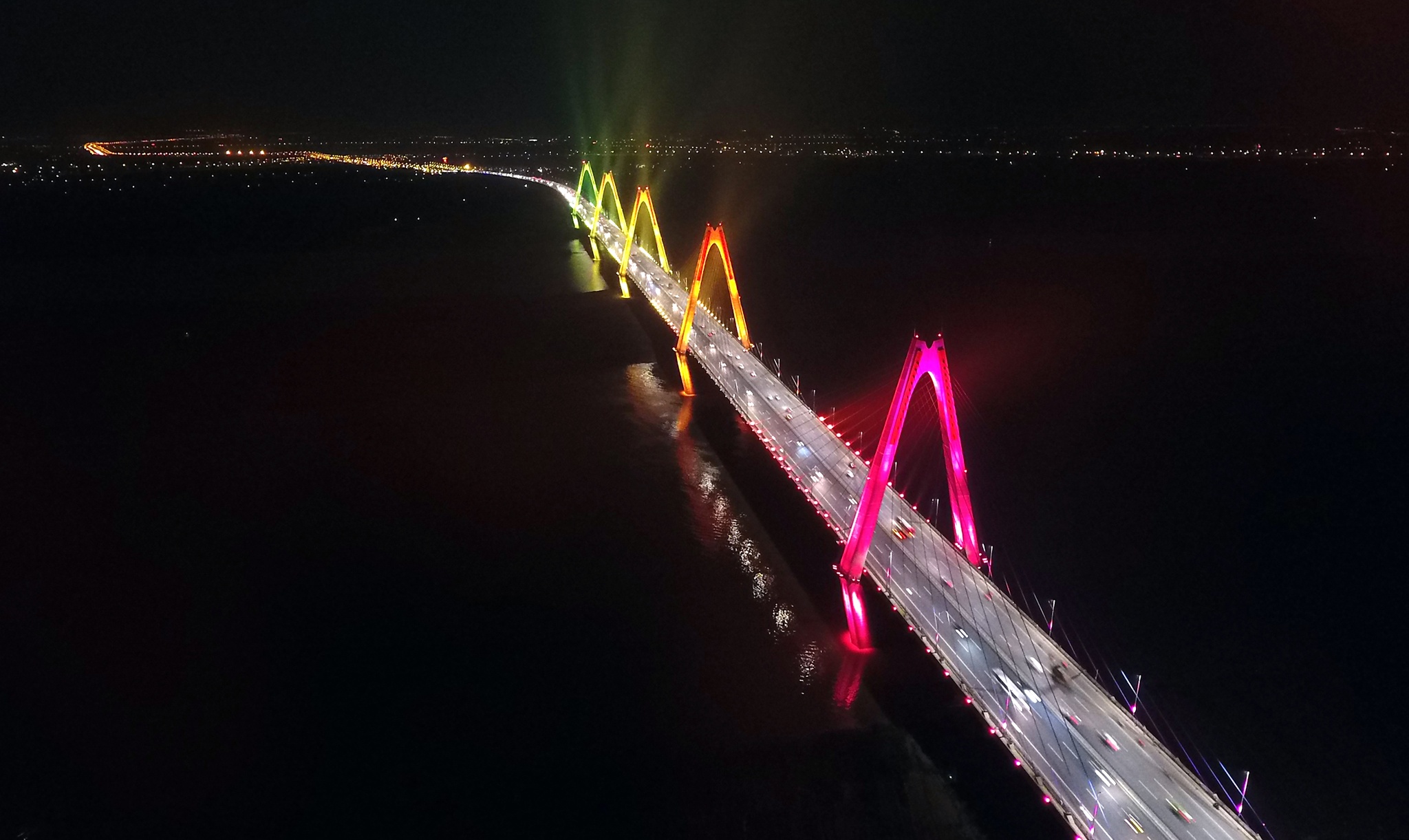 Cau Nhat Tan su dung den chieu sang hien dai don 30/4 hinh anh