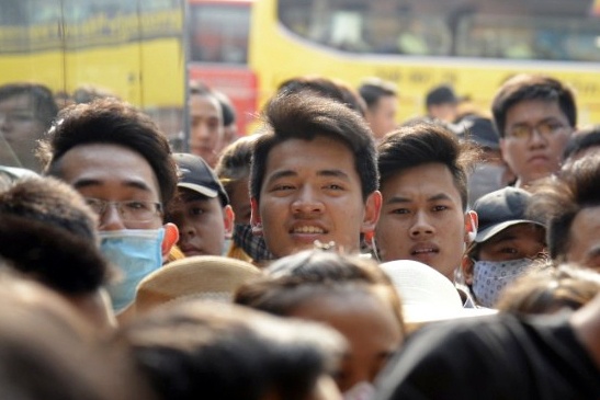 Duong Ha Noi, Sai Gon roi loan truoc ngay nghi le hinh anh