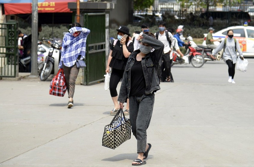 Hanh khach voi va roi thanh pho nghi le hinh anh