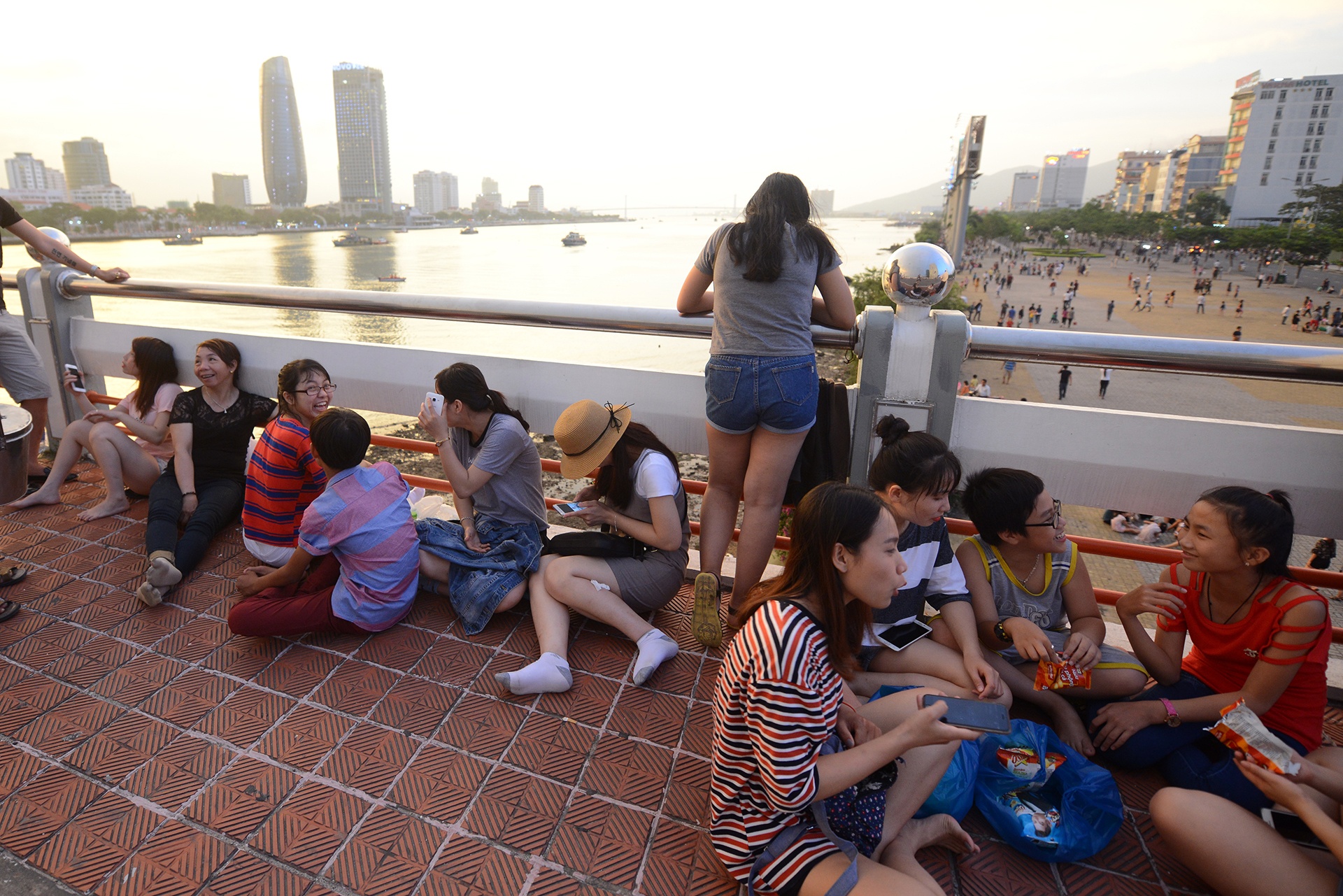 Hang nghin nguoi do ve song Han xem phao hoa hinh anh