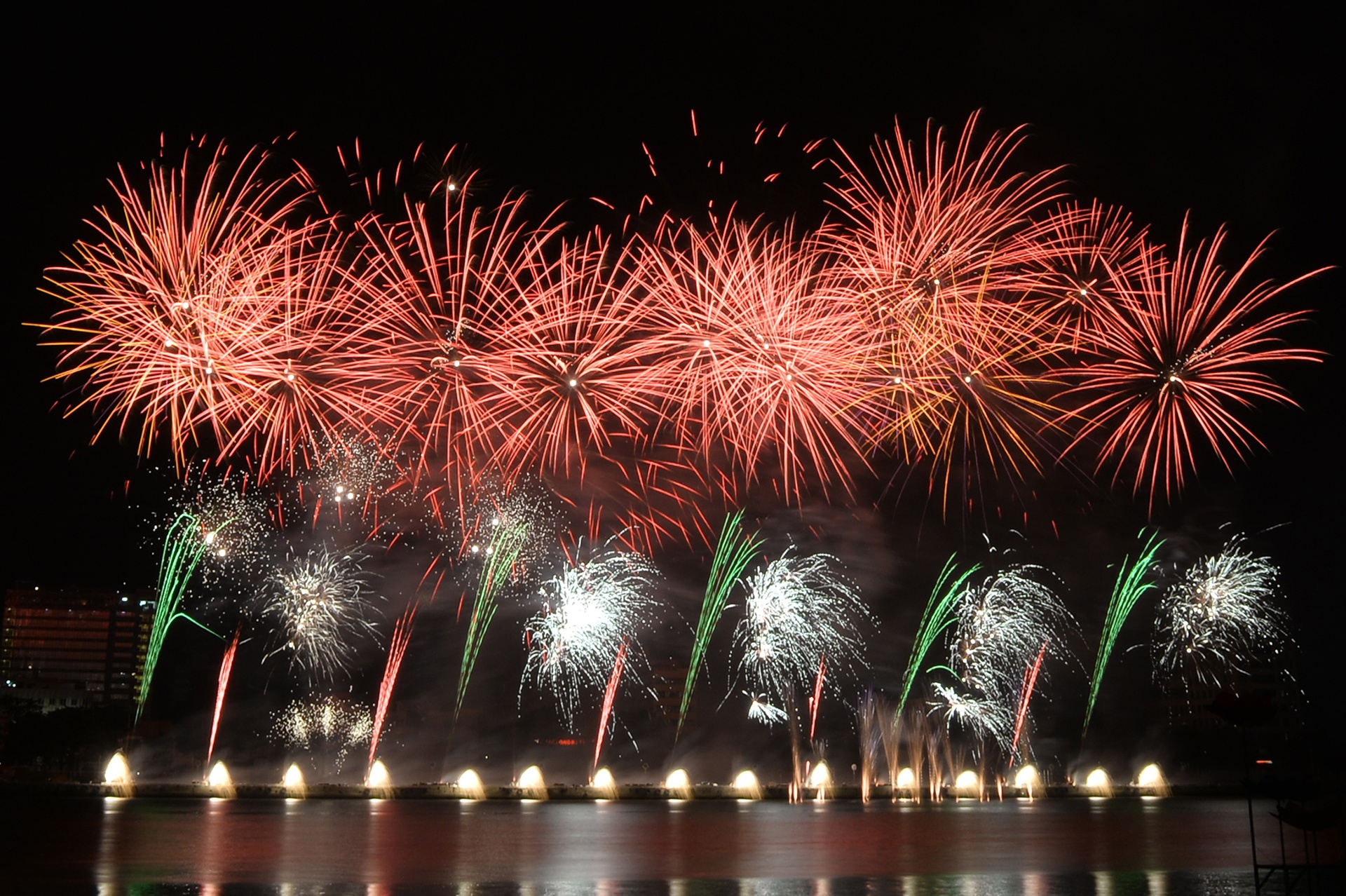 Phao hoa Da Nang ky ao tren song Han hinh anh