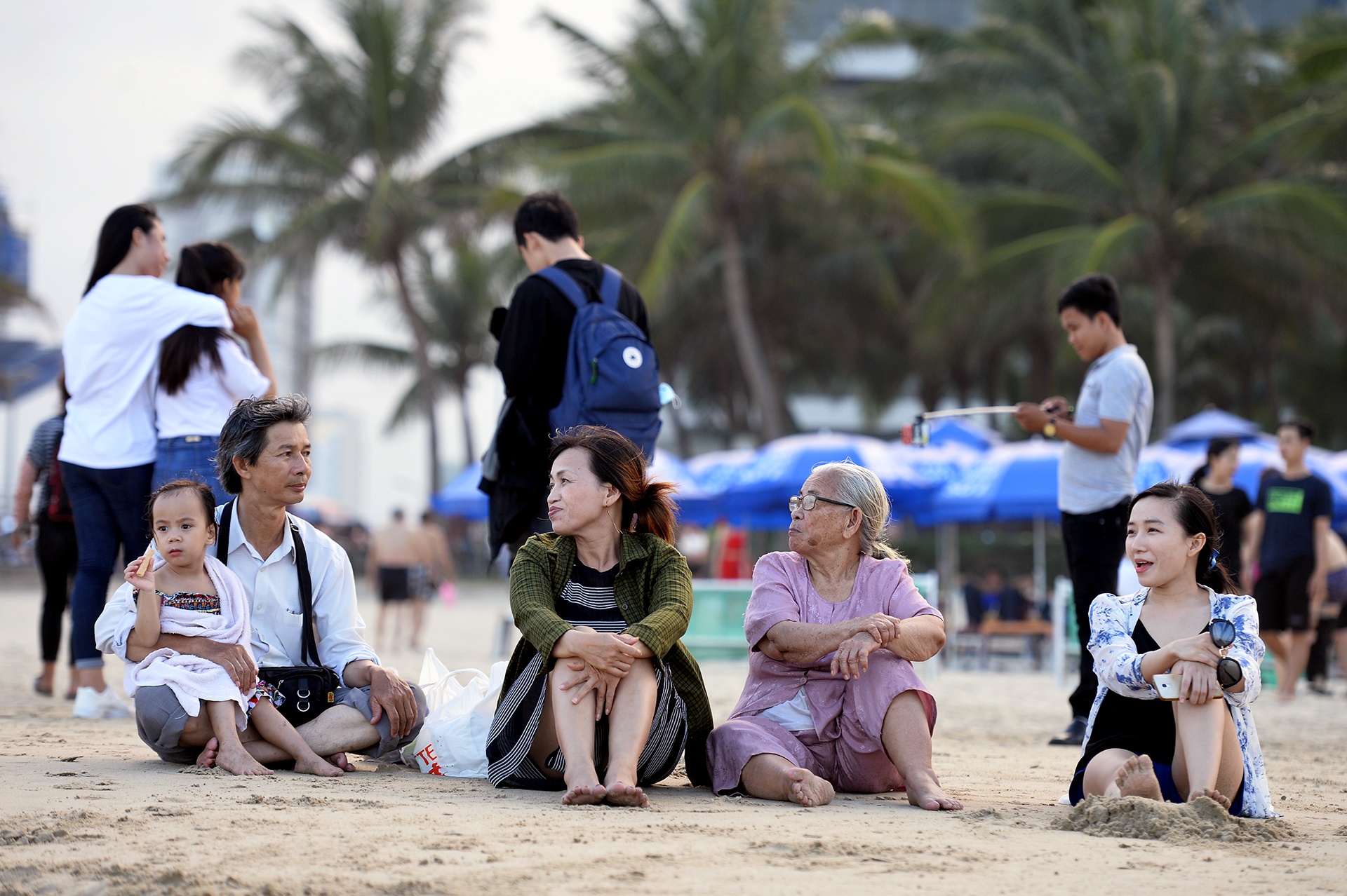 biển Đà Nẵng đông nghẹt người ngày nghỉ lễ 30-4 ảnh 11 bien Da Nang dong nghet nguoi ngay nghi le 30-4 anh 11