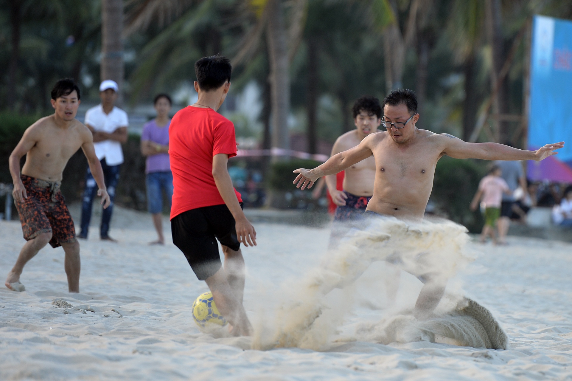 biển Đà Nẵng đông nghẹt người ngày nghỉ lễ 30-4 ảnh 15 bien Da Nang dong nghet nguoi ngay nghi le 30-4 anh 15