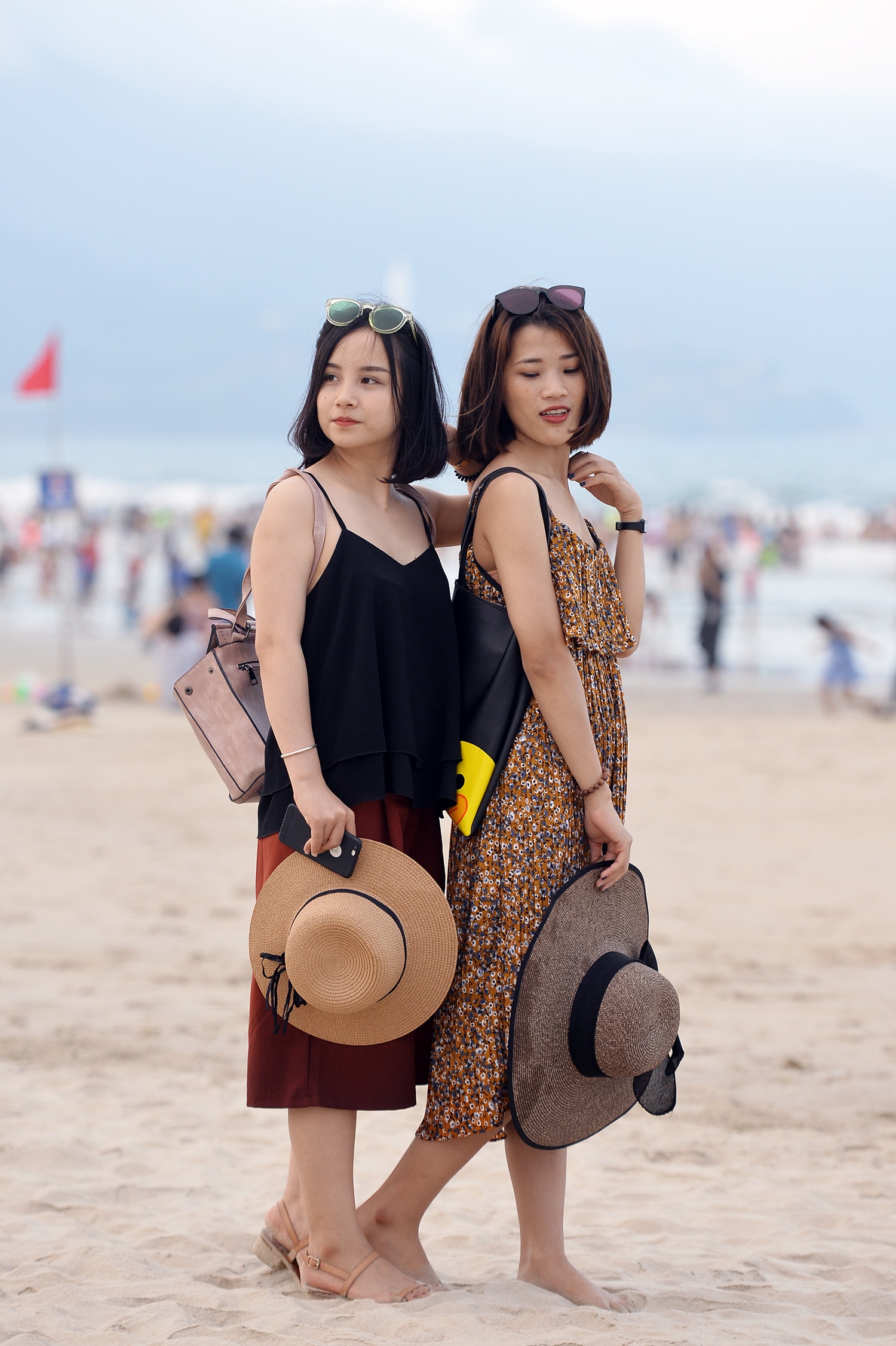 biển Đà Nẵng đông nghẹt người ngày nghỉ lễ 30-4 ảnh 7 bien Da Nang dong nghet nguoi ngay nghi le 30-4 anh 7