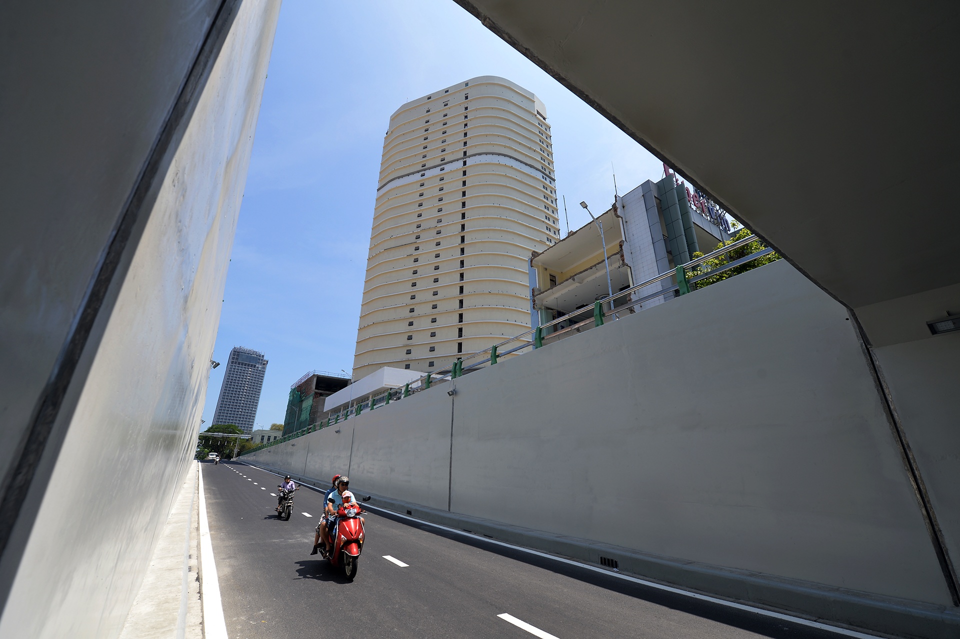 Xe co luu thong duoi ham chui 137 ty dong o Da Nang hinh anh