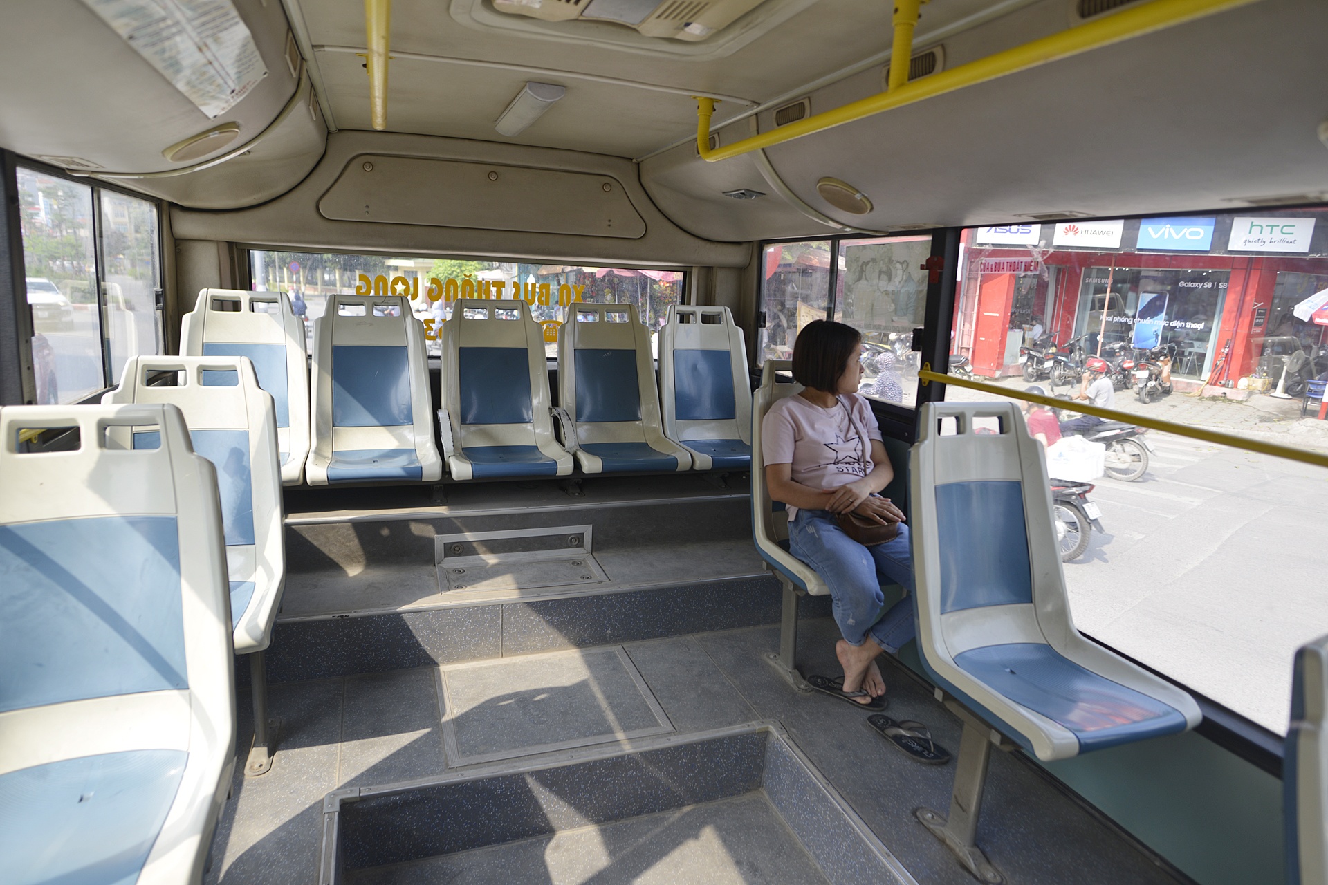 xe buyt tuyen BRT vang khach anh 19
