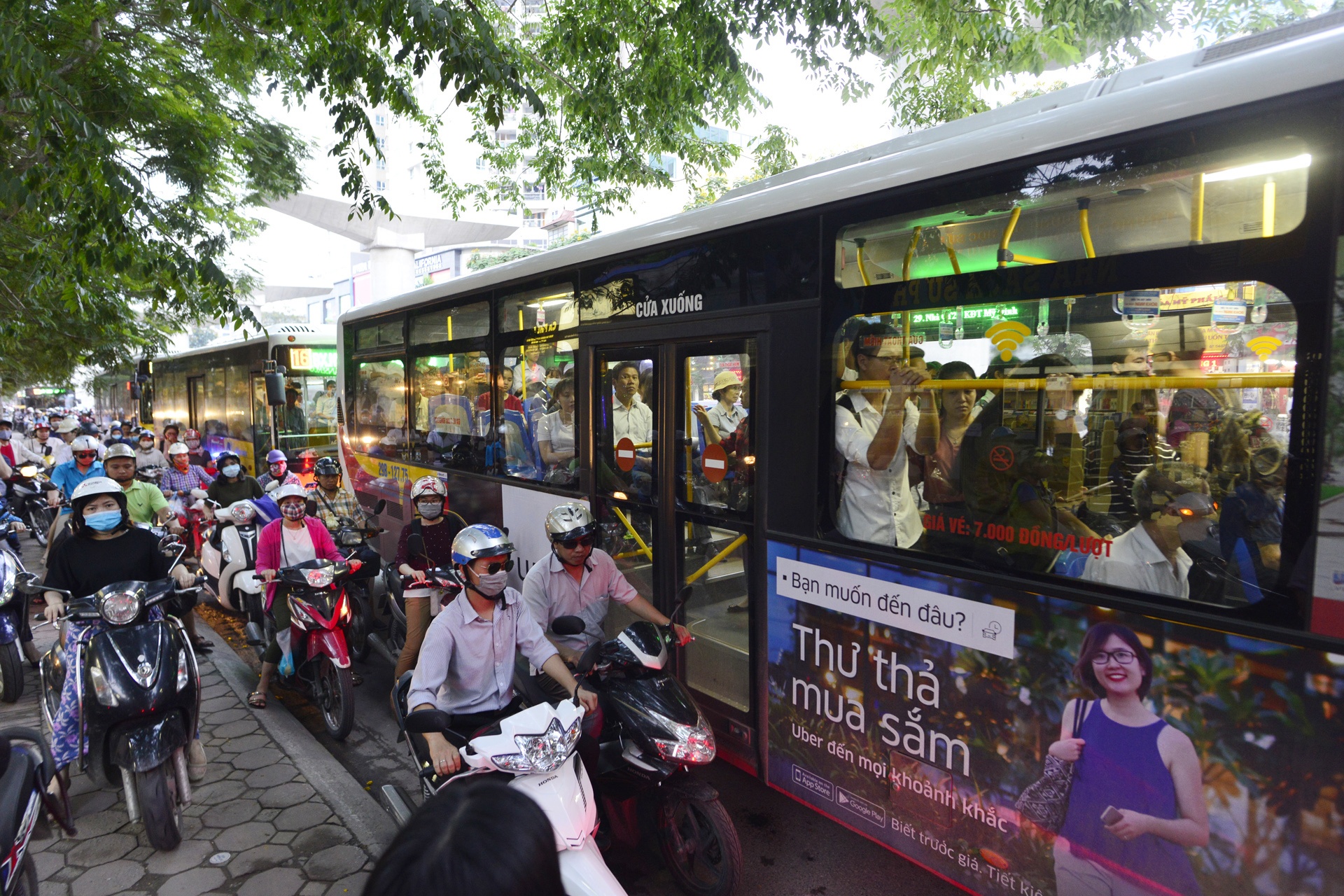 xe buyt tuyen BRT vang khach anh 14
