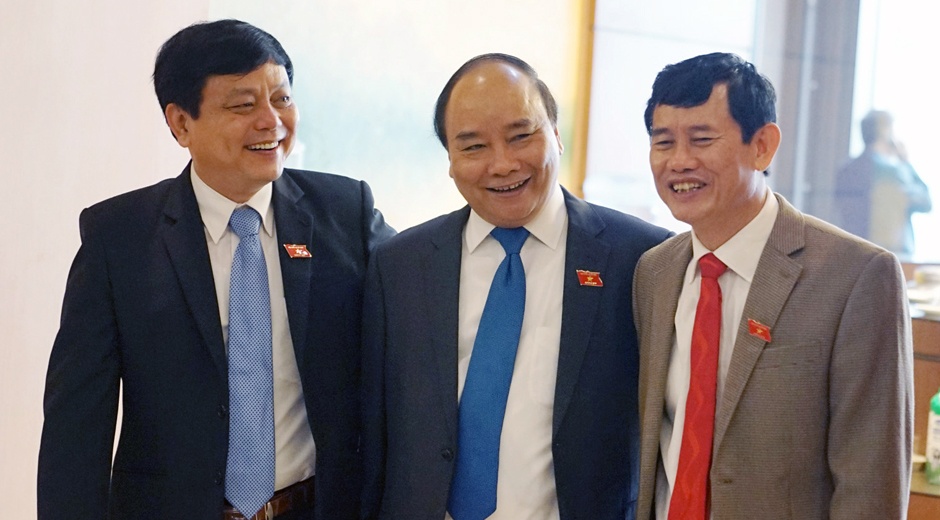 Dai bieu tro chuyen trong phien khai mac ky hop Quoc hoi hinh anh