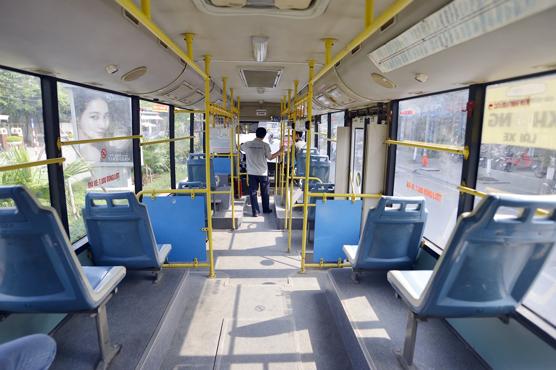 xe buyt tuyen BRT vang khach anh 16