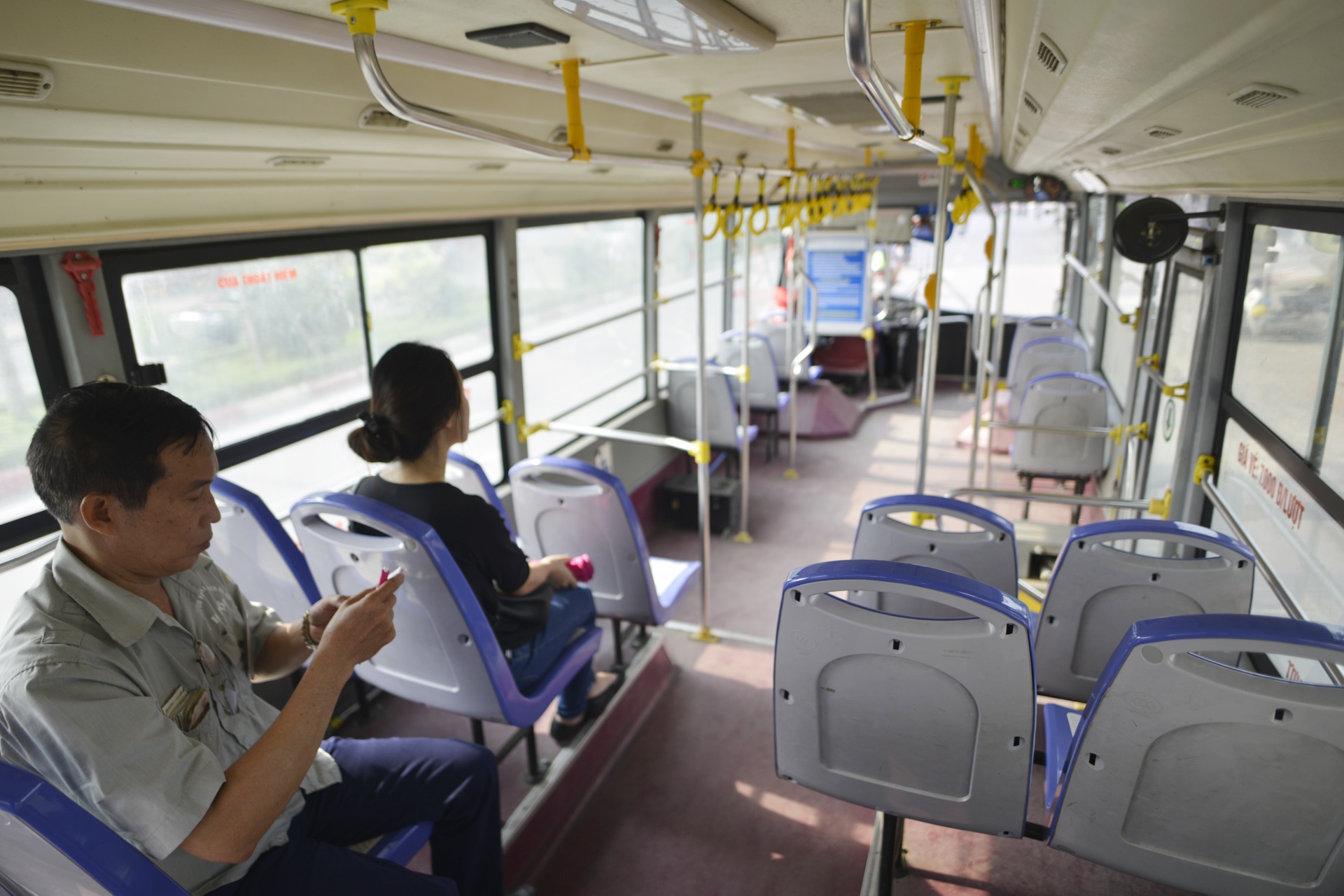 xe buyt tuyen BRT vang khach anh 17