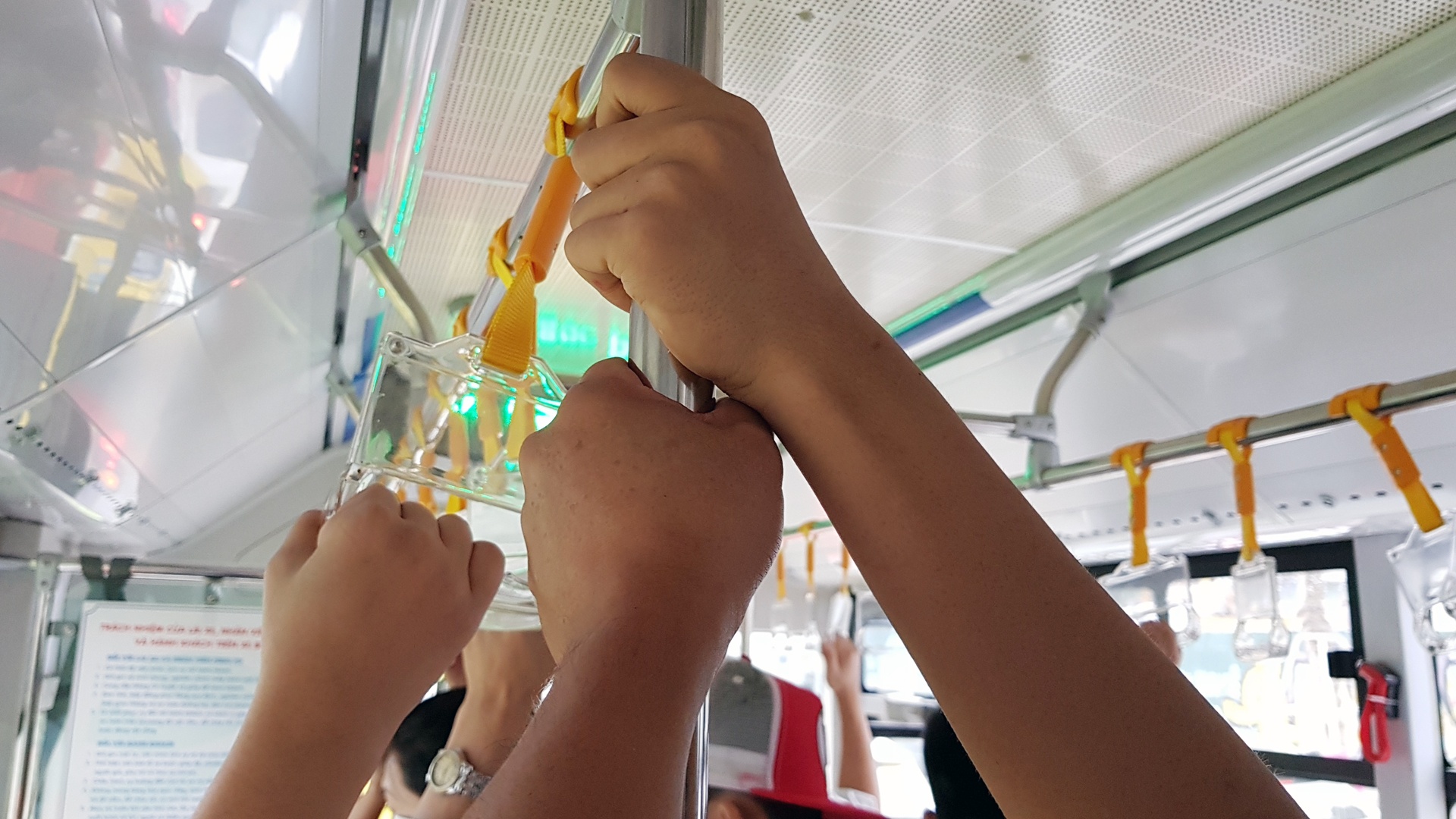 xe buyt tuyen BRT vang khach anh 4