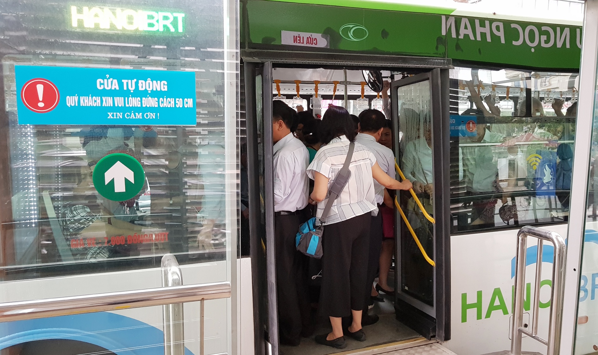 xe buyt tuyen BRT vang khach anh 5