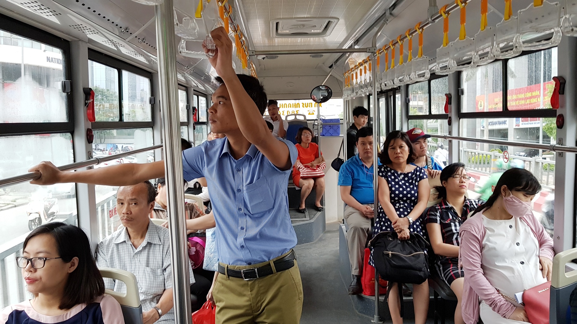 xe buyt tuyen BRT vang khach anh 6