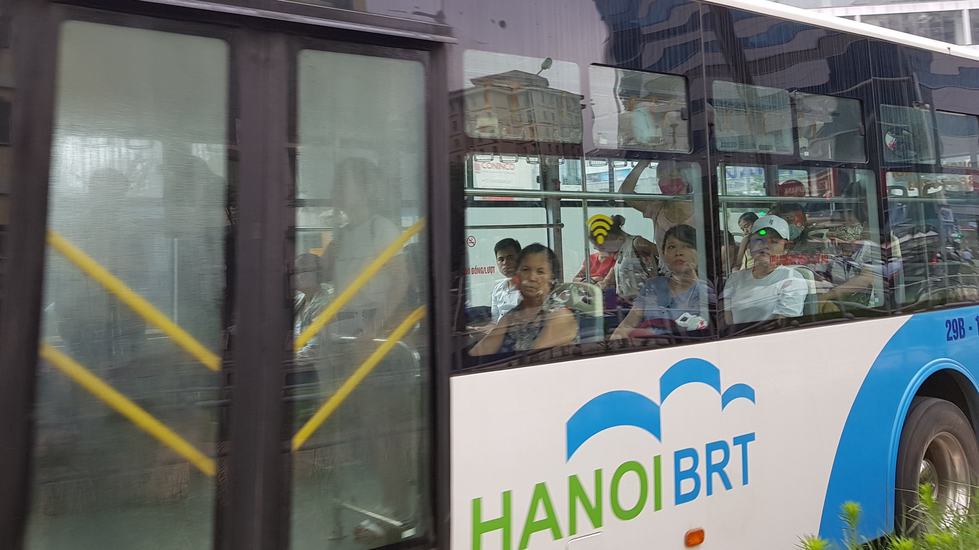 xe buyt tuyen BRT vang khach anh 2