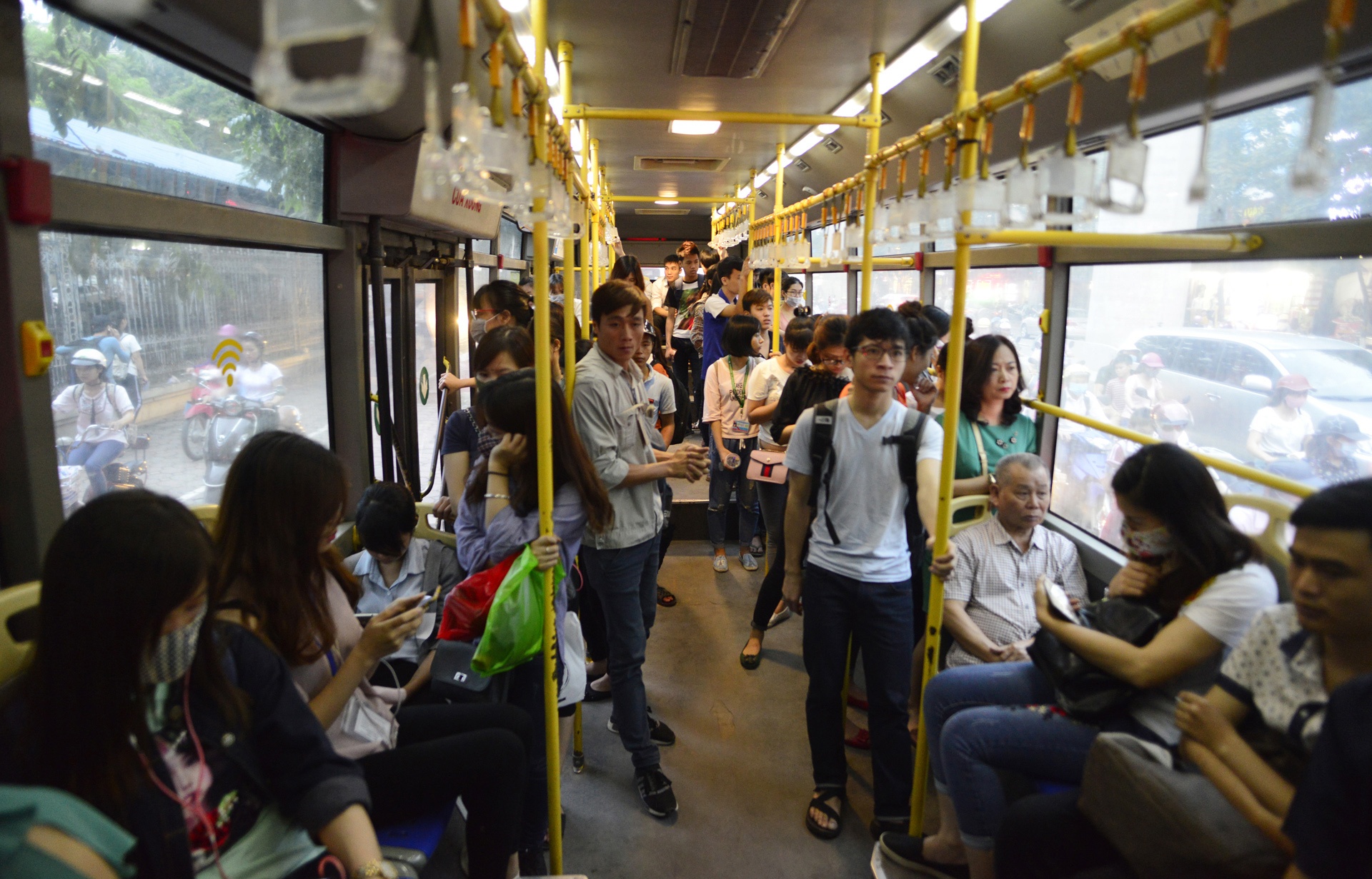 xe buyt tuyen BRT vang khach anh 13