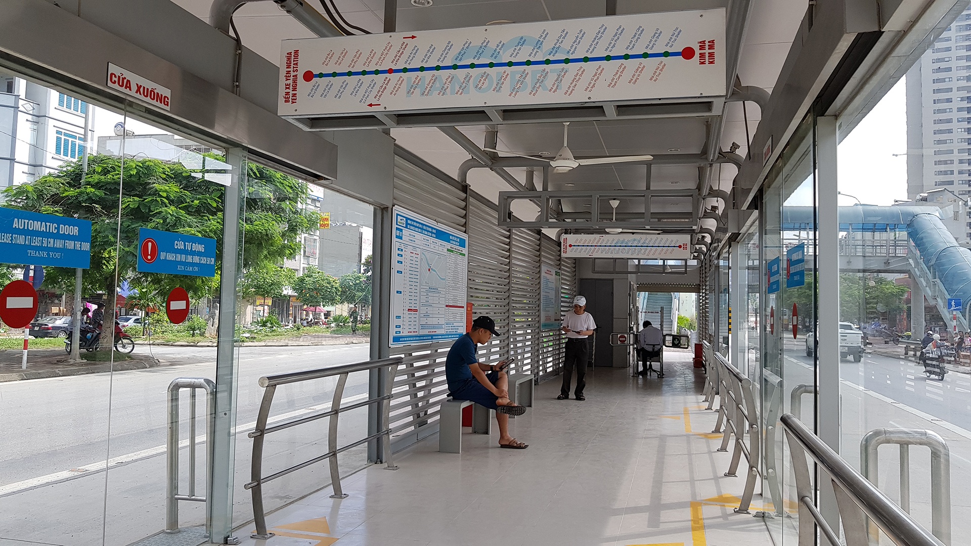 xe buyt tuyen BRT vang khach anh 9