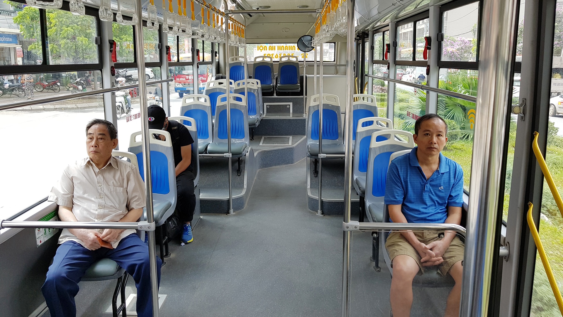 xe buyt tuyen BRT vang khach anh 8