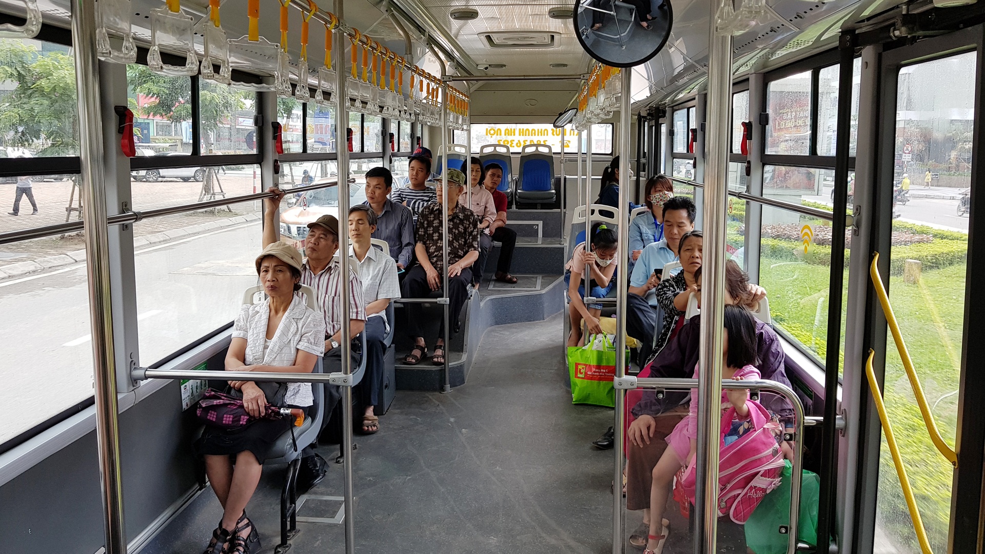 xe buyt tuyen BRT vang khach anh 10