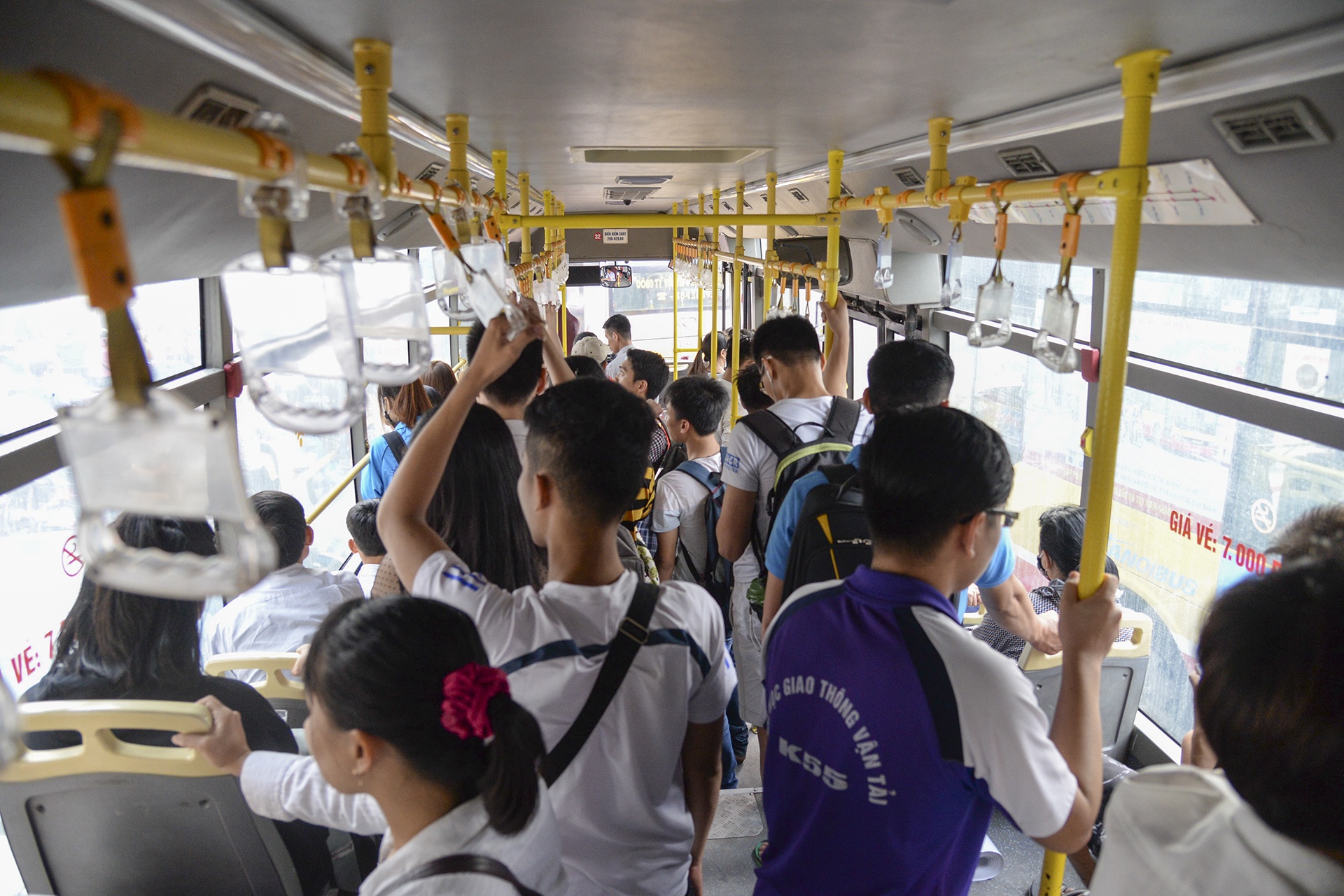 xe buyt tuyen BRT vang khach anh 12