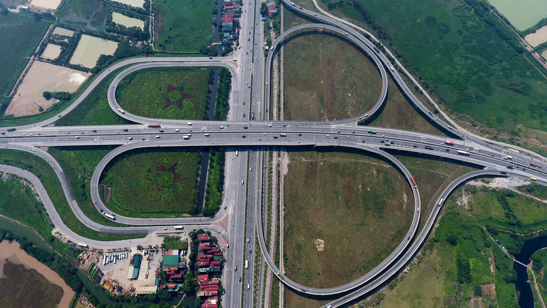 Ve dep 4 nut giao thong nghin ty cua Ha Noi nhin tu tren cao hinh anh