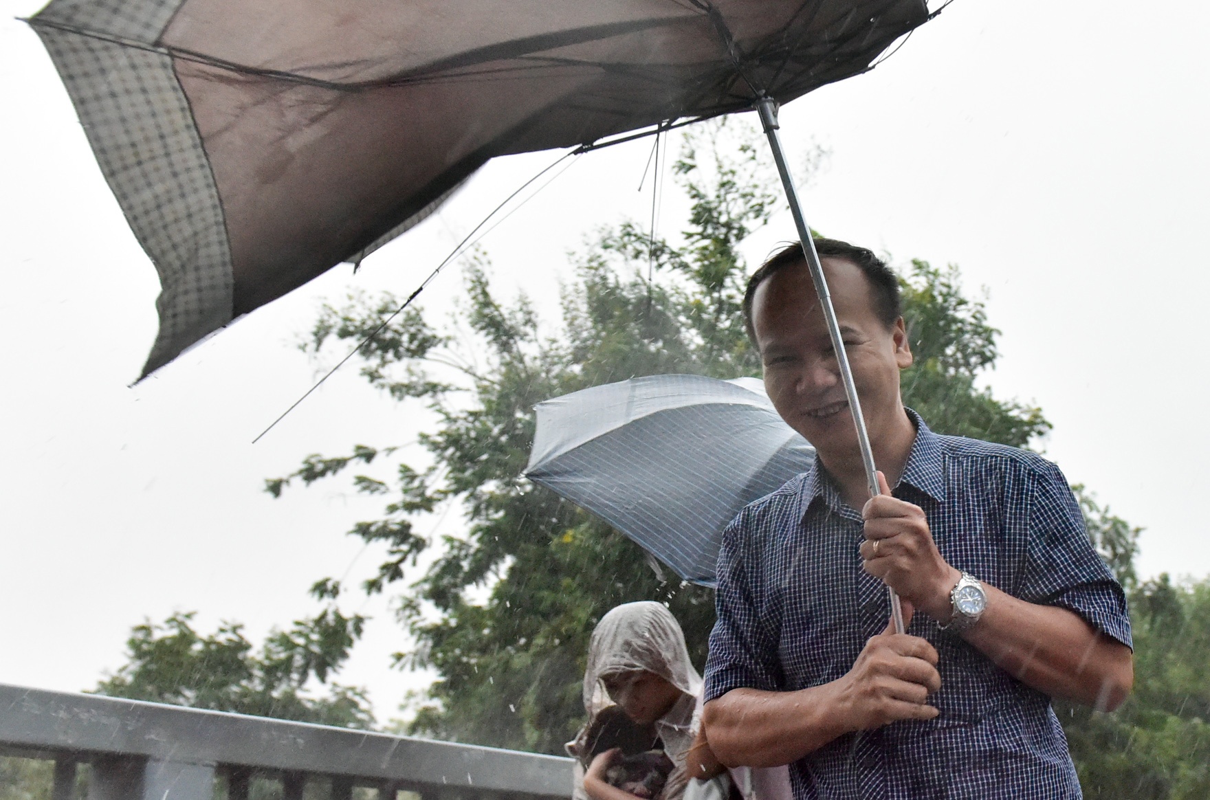 Tran mua khien pho phuong ngap ung o Ha Noi hinh anh