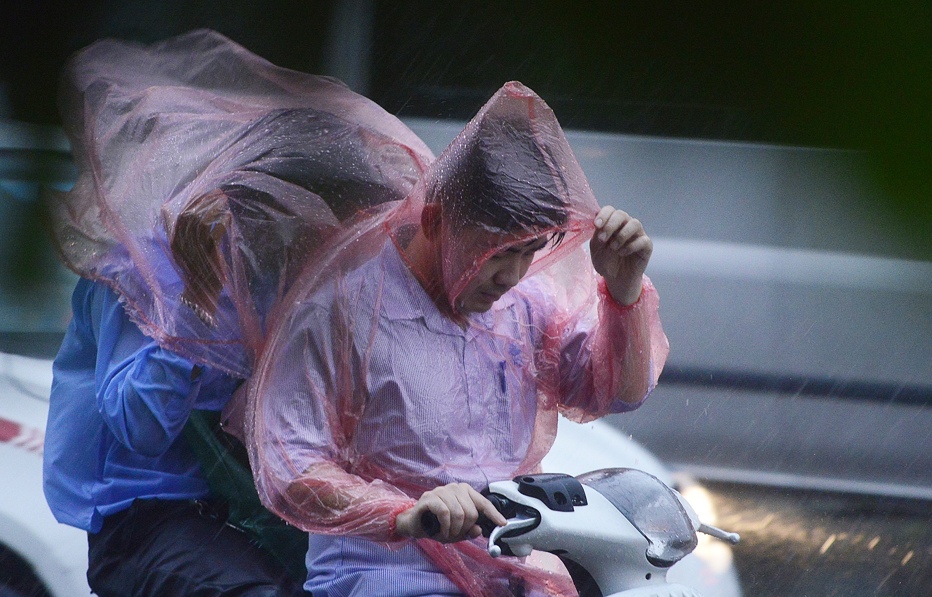 Nguoi di duong loay hoay trong con mua rao giai nhiet hinh anh